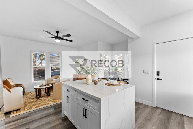 Building Photo - 832 Desty St