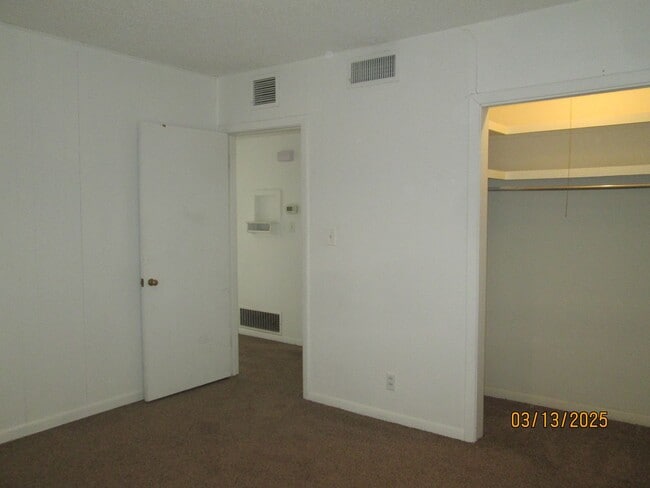 Building Photo - HOUSE -- 3 bedrooms, 1 bathroom