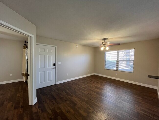 Building Photo - 555 E Silverado Ranch Blvd