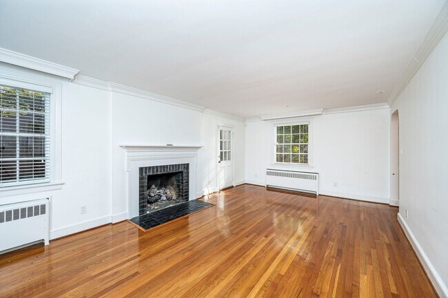 Building Photo - 222 Sunset Dr