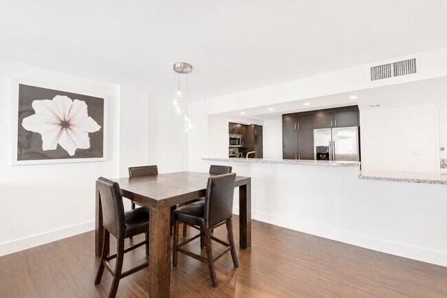 Building Photo - 1147 Hillsboro Mile