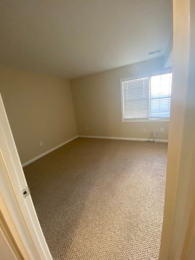 Building Photo - Charming Crofton Mews Condo