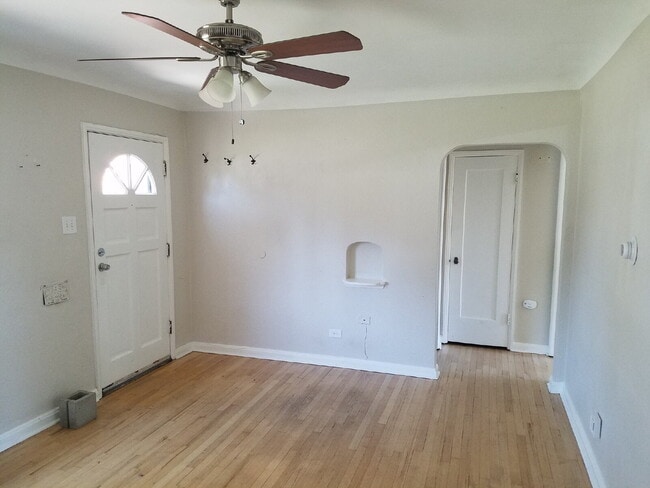 Building Photo - 1 Bed 1 Bath Mayfair Apartment With Garage in Denver! Available Now!