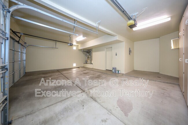 Building Photo - 352 S Vía De Los Rosales