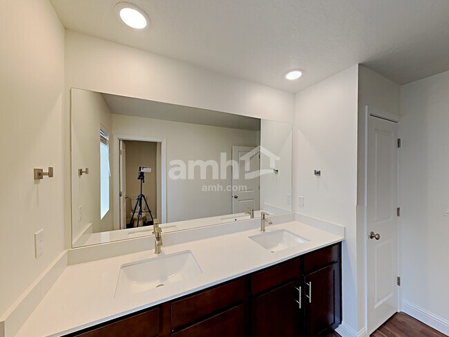 Building Photo - 302 N Gibbons Ln