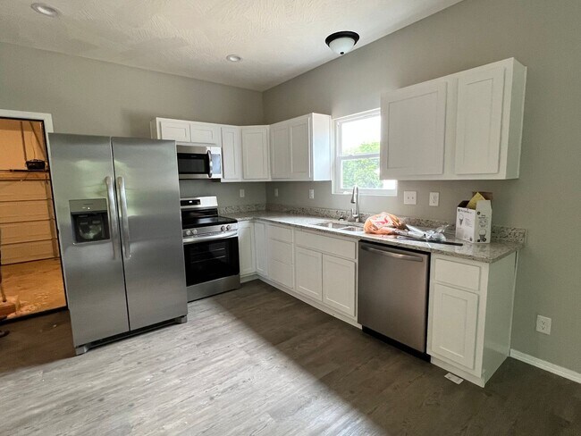 Building Photo - 4 bedroom 2 bath Bolivar MO