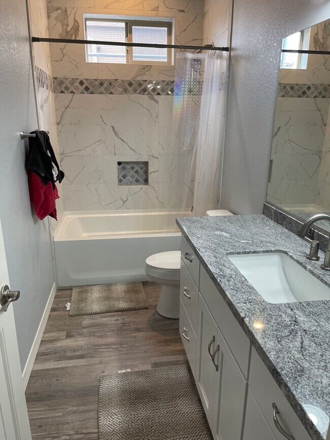 Shared Bathroom - 5879 Desert Lakes Dr