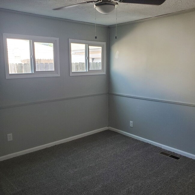 Building Photo - 6 BDRM HOUSE FOR RENT