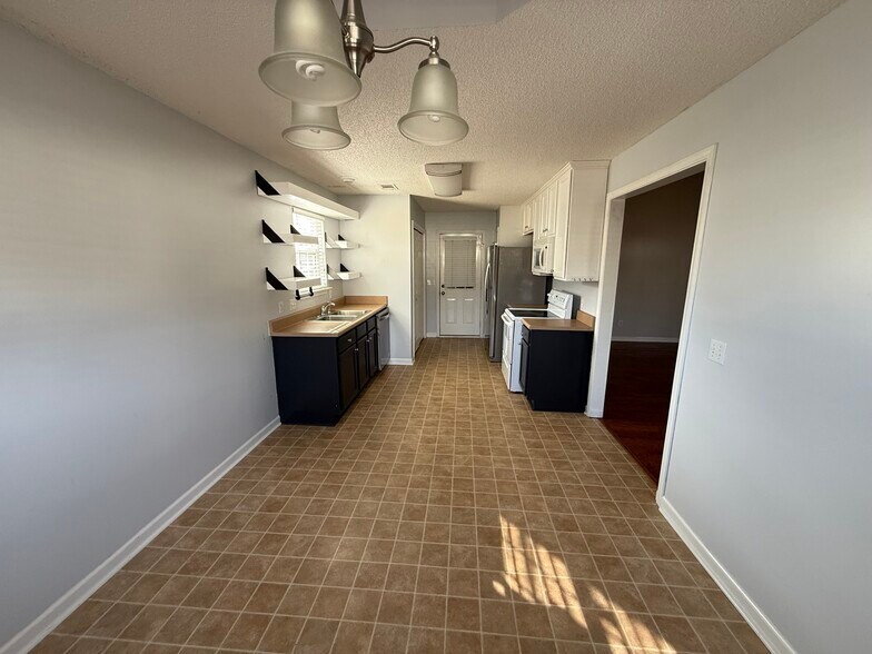 Building Photo - 100 Englewood Ct