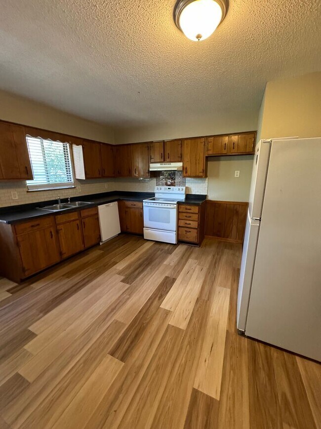 Building Photo - Spacious 3 Bedroom Split-Level Duplex