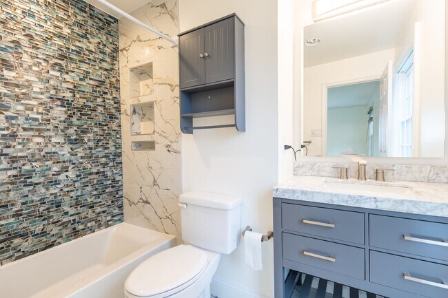 Building Photo - Charming 3 BR/2.5 BA 2-Level Condo in Cath...