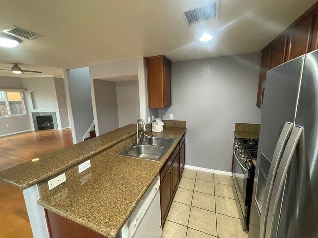 Building Photo - Spacious 3-bedroom, 3-bath townhome in the...
