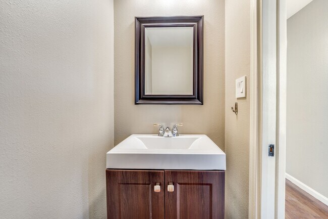 Building Photo - UPDATED 2-BEDROOM TOWNHOME IN MIDTOWN
