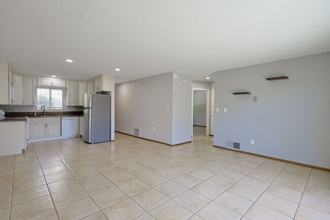 Building Photo - Spacious 2-Bed, 2-Bath Condo in Prime Nort...