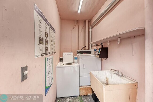 Building Photo - 200 NE 12th Ave