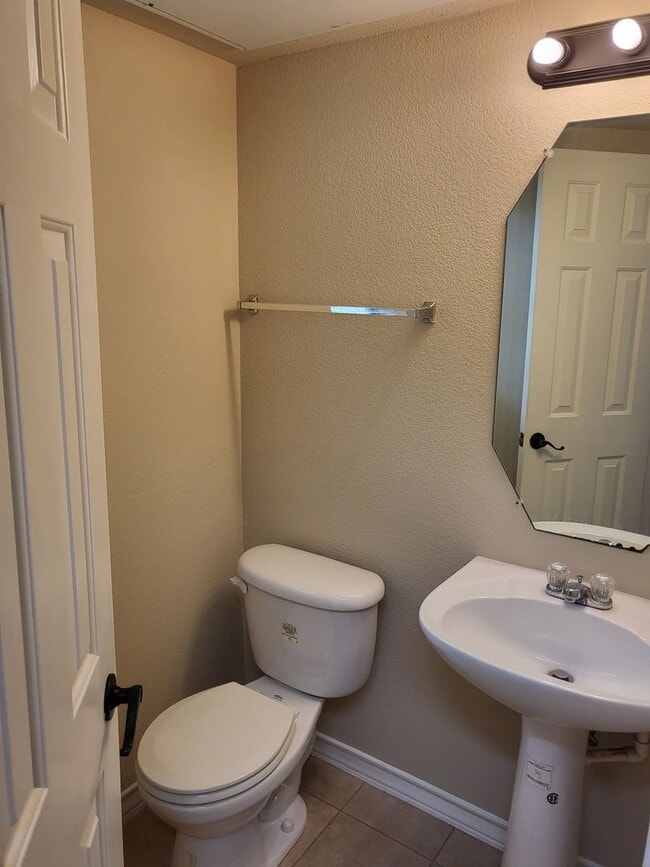 Building Photo - 122 E Nemo St