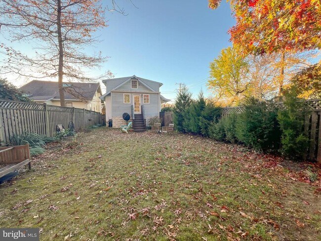 Building Photo - 7133 Sycamore Ave