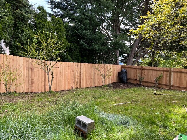 Building Photo - 2081 Canemah St