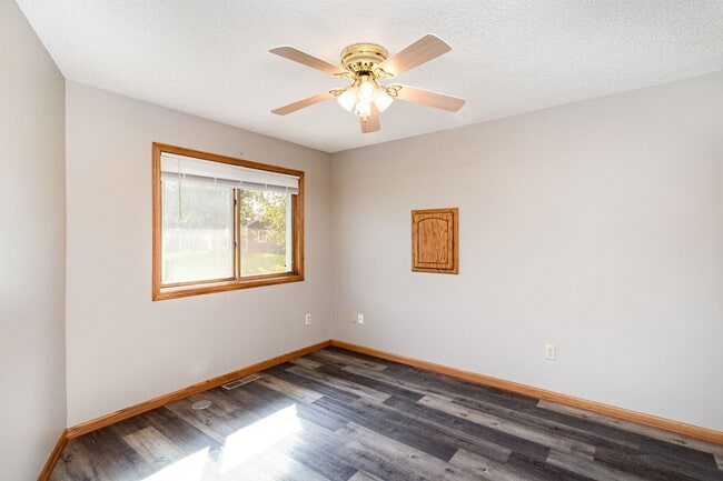 Building Photo - 2 Bed | 1 Bath Updated One Level Home