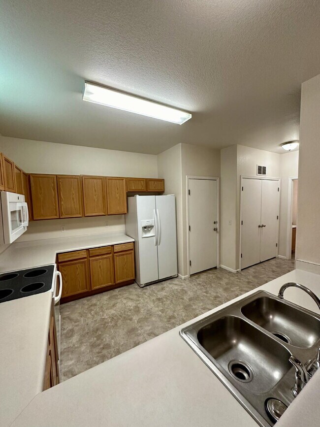 Building Photo - Stylish 2 bedroom Townhome end unit w/Loft 80923