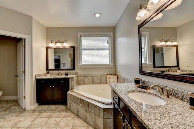 Building Photo - 2540 Maple Ridge Ln