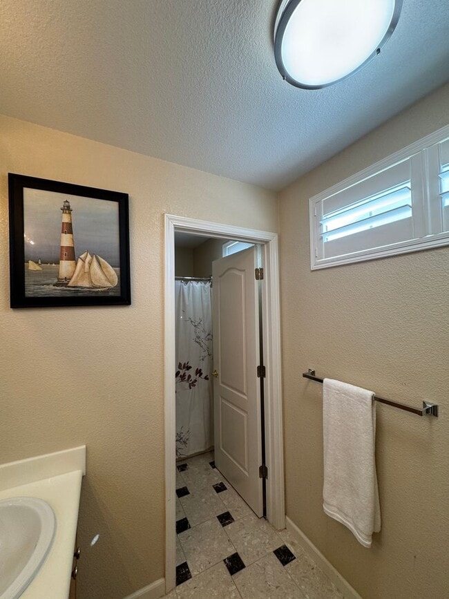Building Photo - 1762 River Oaks Cir