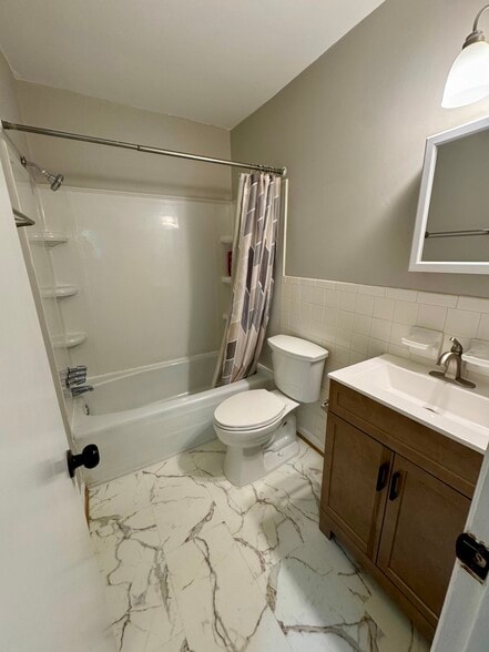 Primary private bathroom - 202 Huntington Ln