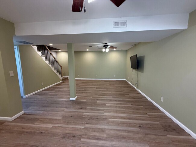 Building Photo - 678 Jefferson Dr