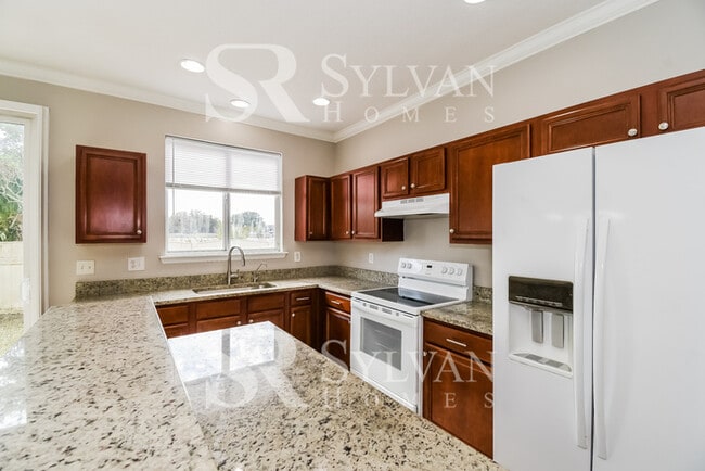 Building Photo - You'll love this well maintained townhouse!