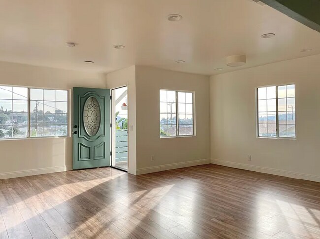 Building Photo - 3 Bed 1 & 1/2 Bath Home in a great Highland Park Location is Now Available!