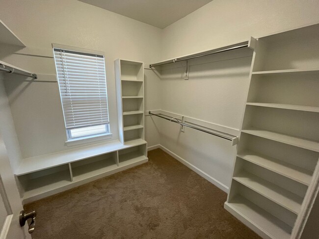 Building Photo - 4 Bedroom, 3.5 Bath Condo in Coveted Spenc...
