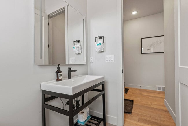 Building Photo - 6537 Silver Creek Dr