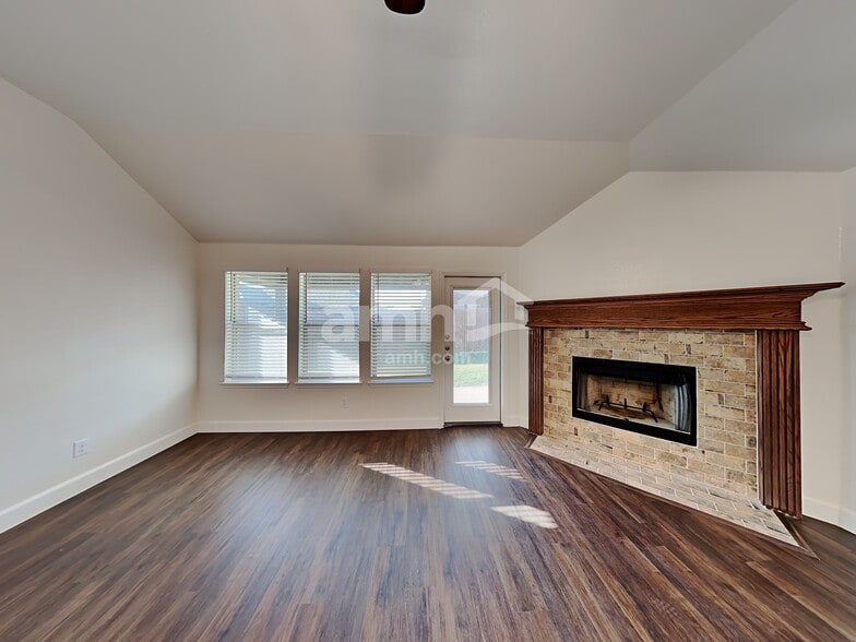 Building Photo - 215 Buckskin Dr