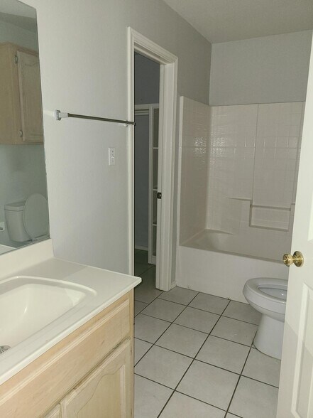 Building Photo - 1105 Lexington Cir