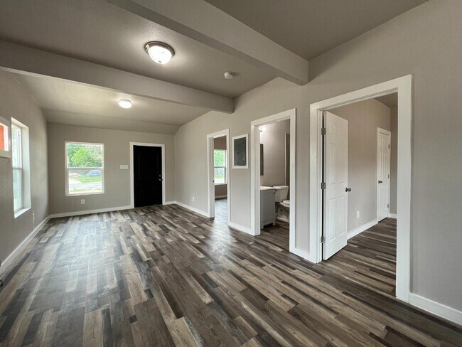 Building Photo - 8109 Glider Ave