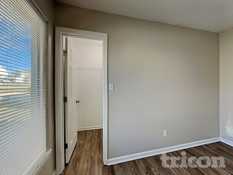 Building Photo - 143 Markham Dr