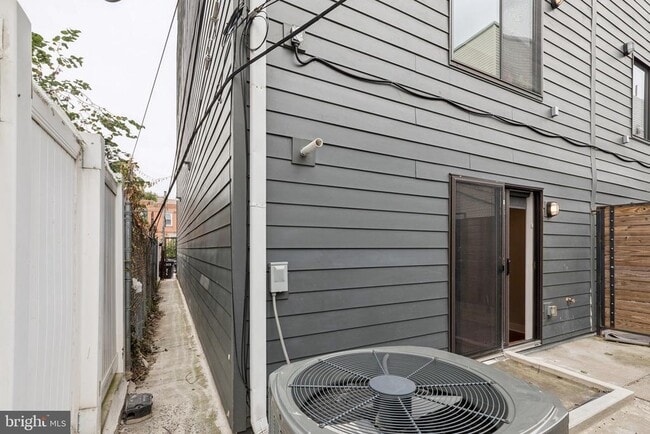 Building Photo - 814 N Uber St