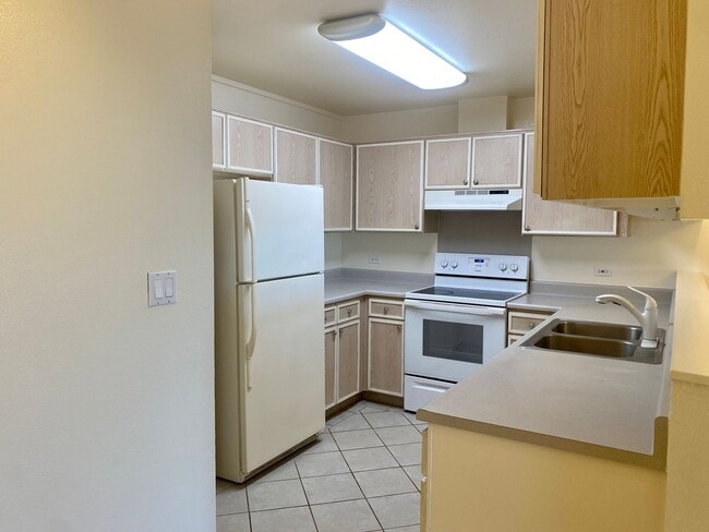 Building Photo - Available Now | 2 Bedroom, 1 Bathroom Apartment w/Scenic View from Enclosed Lanai | Kualana Knoll...