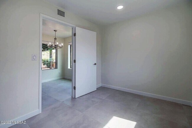 Building Photo - 4989 N Territory Ave