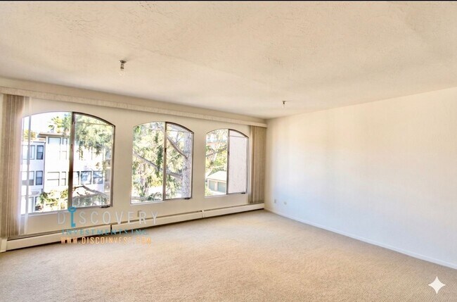 Building Photo - Spacious One Plus Bedroom Condominum off Broadway Terrace