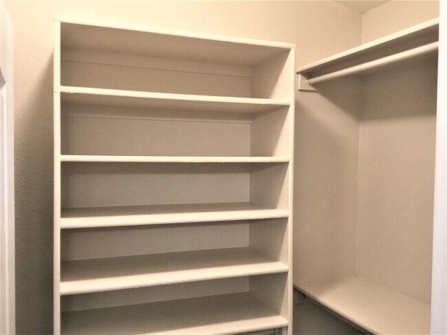 Building Photo - 500 Playful Meadows Dr NE