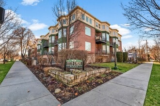 Building Photo - 2 Bedroom 2 Bathroom Condo in Hyde Park Place