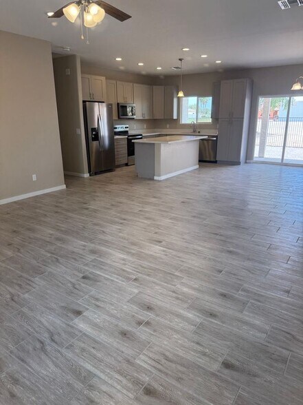 Building Photo - 15235 S Country Club Dr