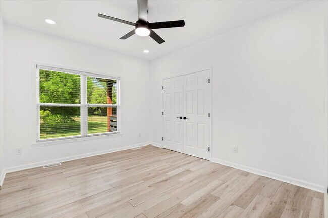 Building Photo - "Spacious 4-Bed Oasis with Guest Suite on Johns Island - Your Dream Home Awaits!"