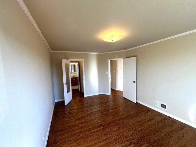 Building Photo - GORGEOUS, BEAUTIFULLY MAINTAINED 3 BED/2 B...