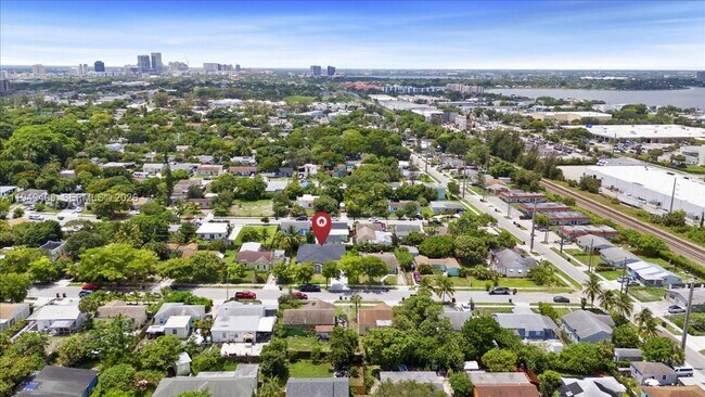 Building Photo - 930 34th St