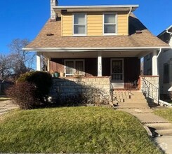 Building Photo - Spacious 3 bedroom 1 bath located near Uni...