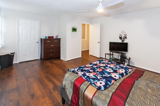 Building Photo - Spacious Williamsburg Townhome with Modern...
