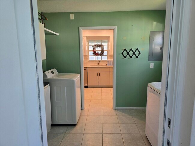 Building Photo - 2672 Rockcrest Ct