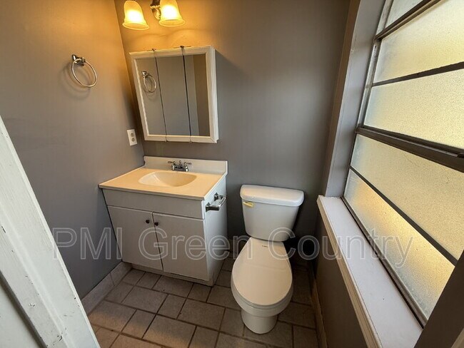 Building Photo - 306 E 3rd St